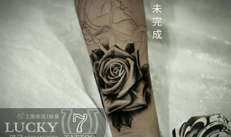未完成|玫瑰|幸运7纹身纹身图片_手臂写实植物原创黑灰未完成纹身图案