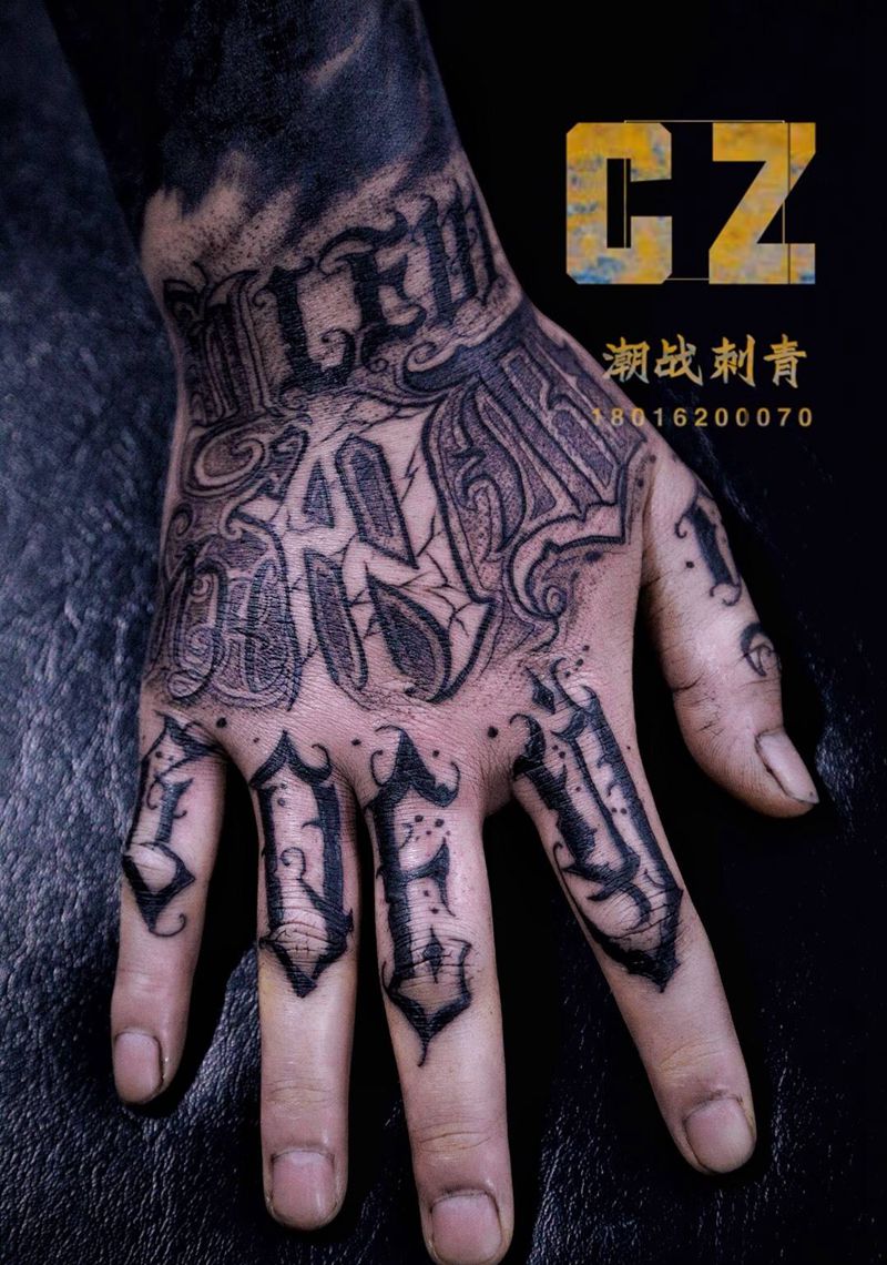 奇卡诺纹身图片_手部欧美写实花体字奇卡诺纹身图案