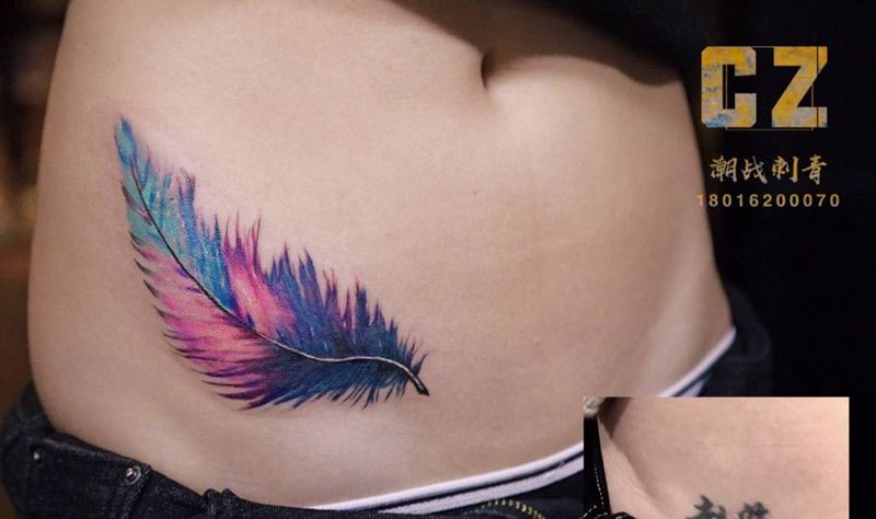 羽毛遮盖纹身图片_腹部水彩羽毛纹身图案