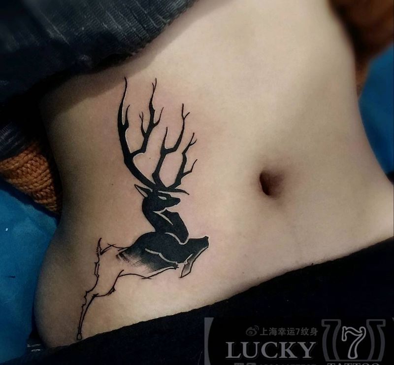 鹿纹身|幸运7纹身纹身图片_腹部清新动物图腾成品纹身图案