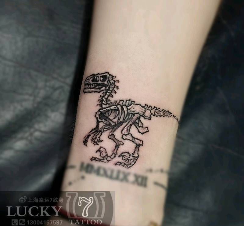 小恐龙|骷髅骨架|幸运7纹身纹身图片_手臂清新成品纹身图案