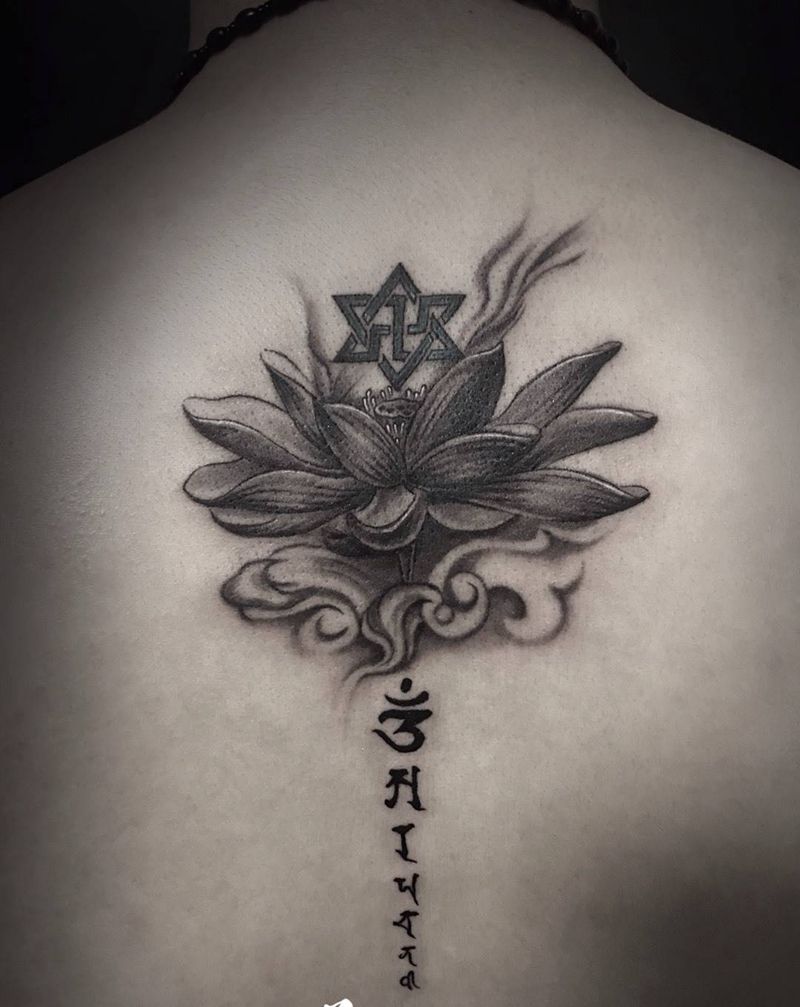 莲花纹身图片_颈部背部老传统水墨纹身图案