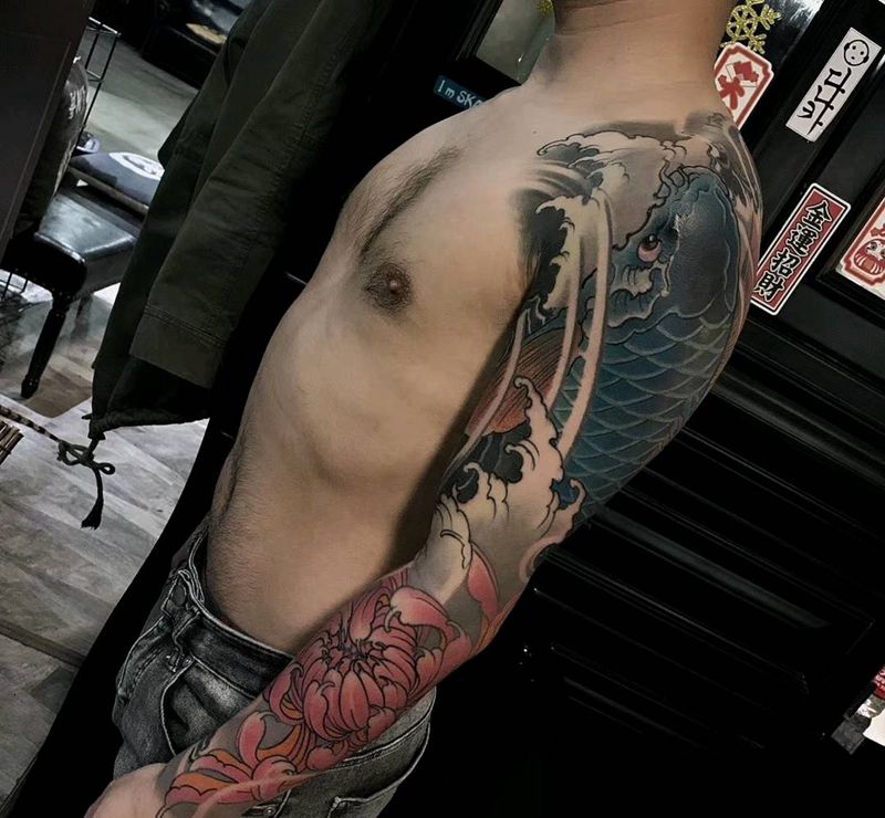 鲤鱼花臂纹身图片_手臂新传统纹身图案