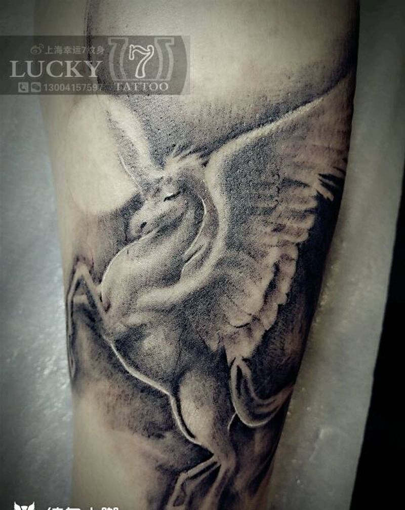 飞马|独角兽|幸运7纹身纹身图片_腿部欧美原创黑灰成品纹身图案