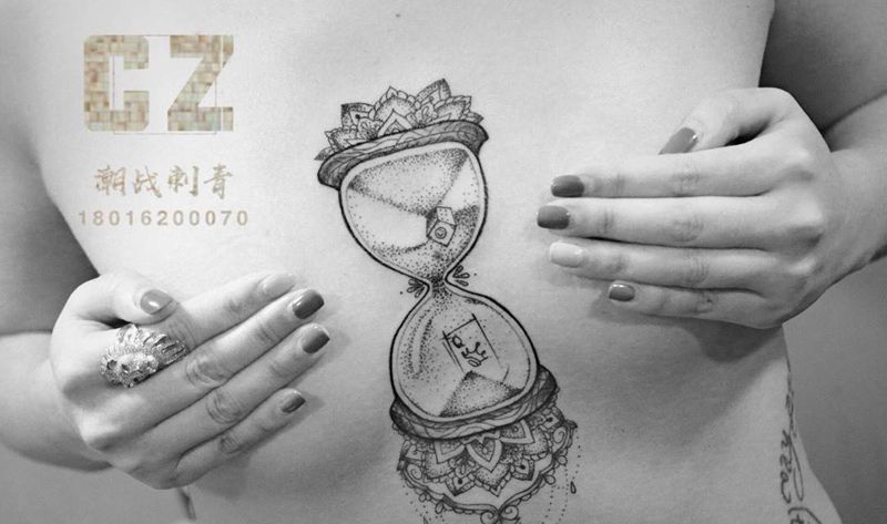 沙漏纹身图片_胸部点刺几何沙漏纹身图案
