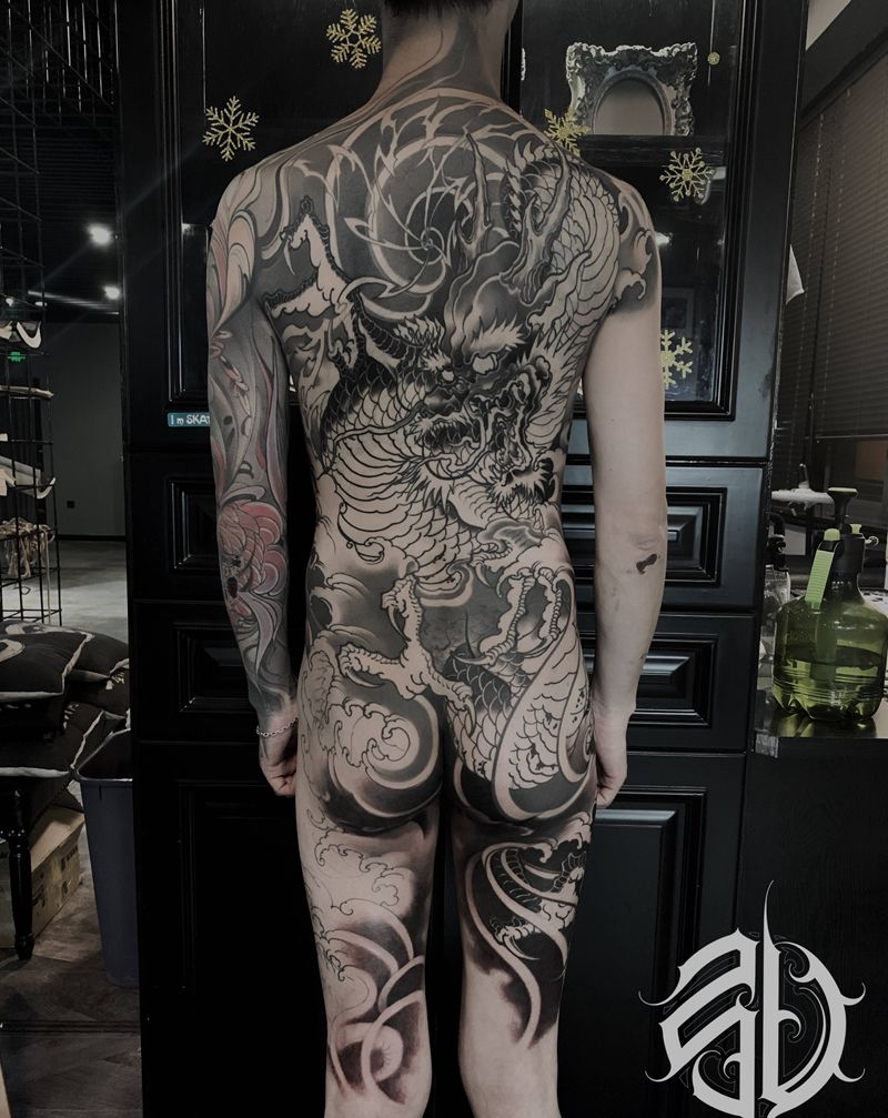 满背龙纹身图片_臀部背部新传统老传统纹身图案