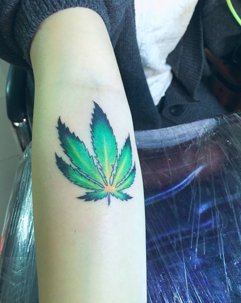 大麻叶纹身图片
