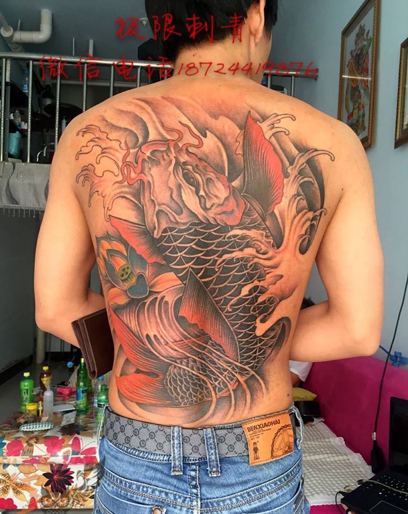 鲤鱼纹身图片_成品背部传统动物纹身图案