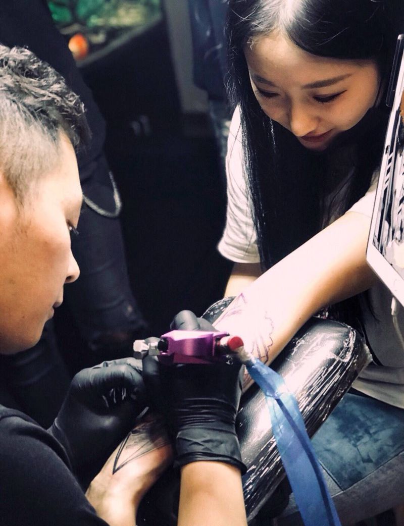 明明能靠脸吃饭、我们偏偏靠手艺