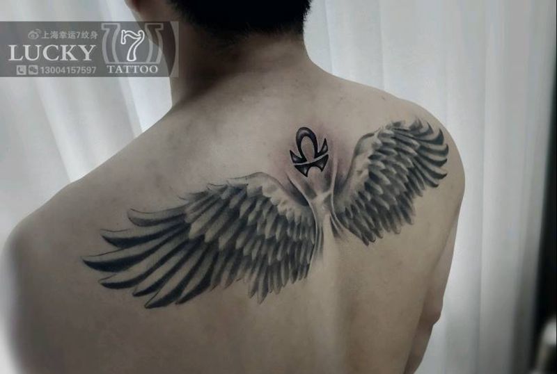 天秤座|翅膀|幸运7纹身纹身图片_背部黑灰成品纹身图案