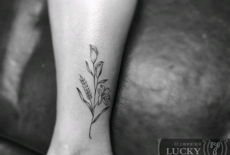 清新小花|幸运7纹身纹身图片_点刺脚踝小清新纹身图案