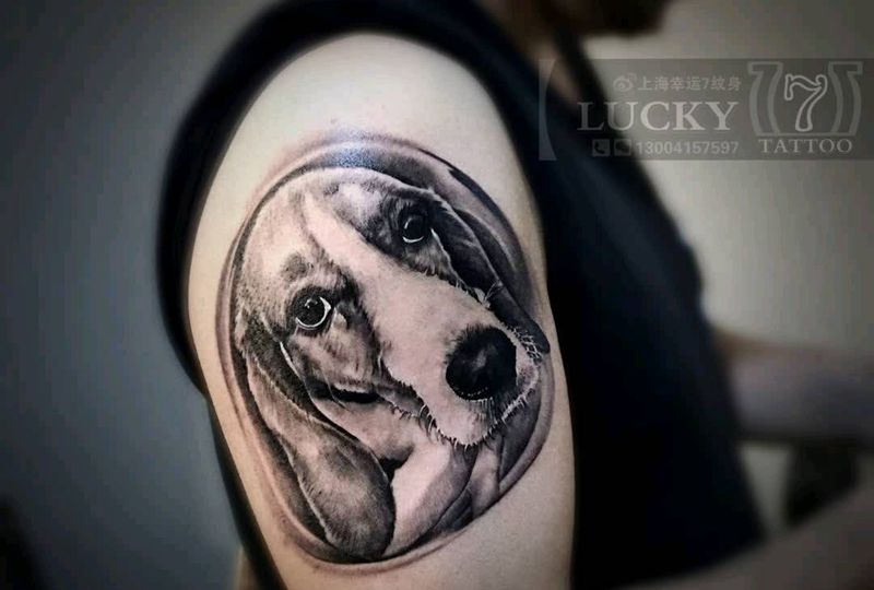 黑灰狗头|幸运7纹身纹身图片_手臂欧美写实纹身图案