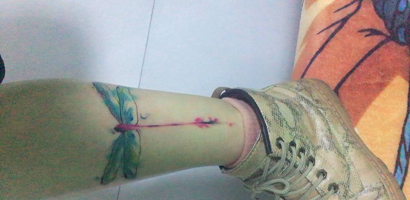 蜻蜓纹身图片_腿部水彩纹身图案