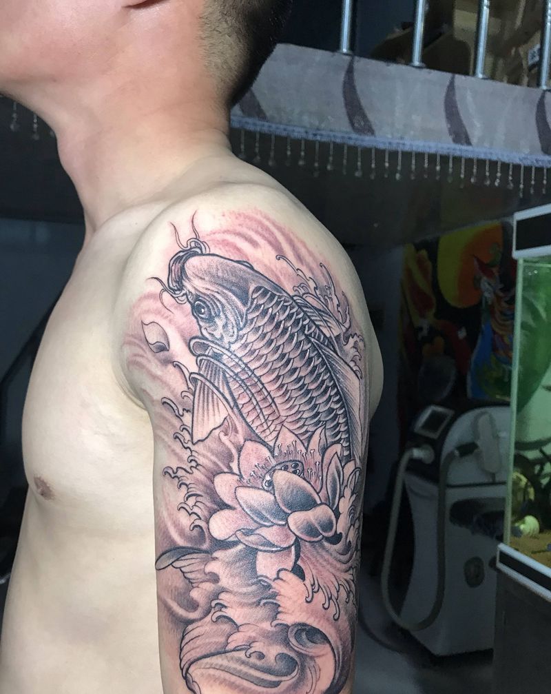 招财鲤鱼纹身图片_肩部纹身图案
