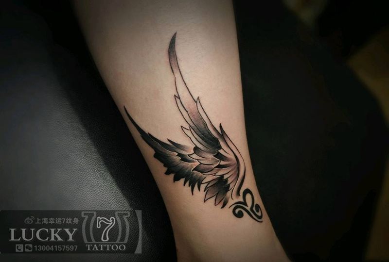 天秤座|翅膀|幸运7纹身纹身图片_腿部黑灰纹身图案