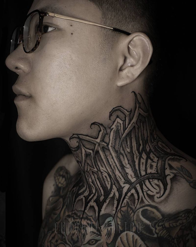 花体字纹身图片_颈部花体字纹身图案