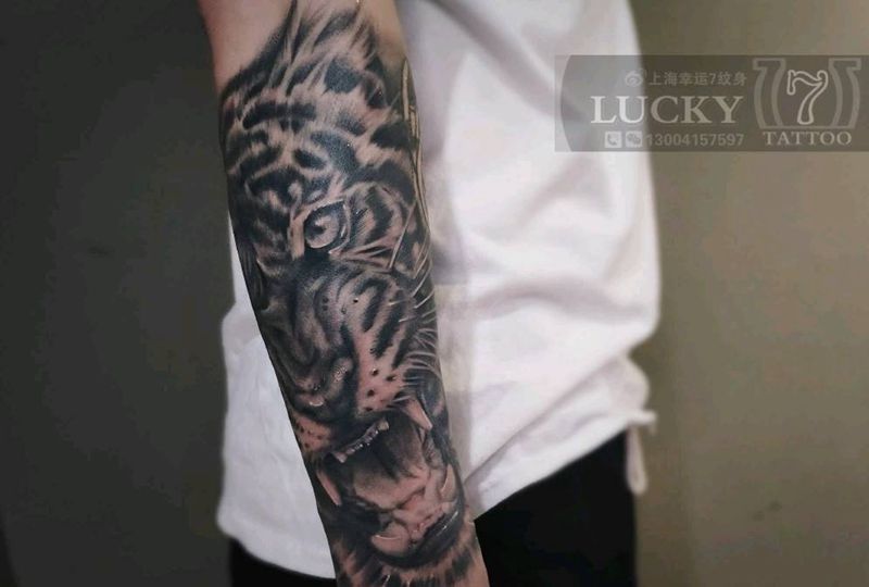 黑灰虎头|幸运7纹身纹身图片_手臂欧美写实纹身图案