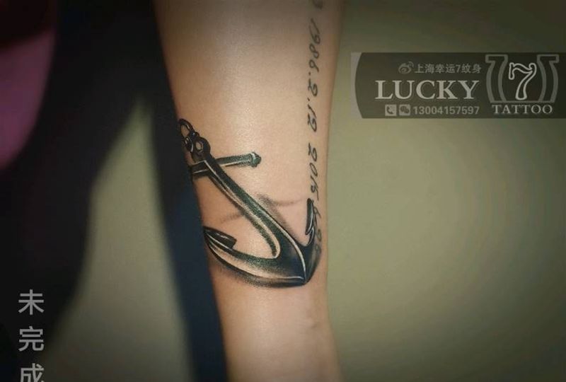黑灰|船锚|幸运7纹身纹身图片_手臂欧美写实黑灰纹身图案
