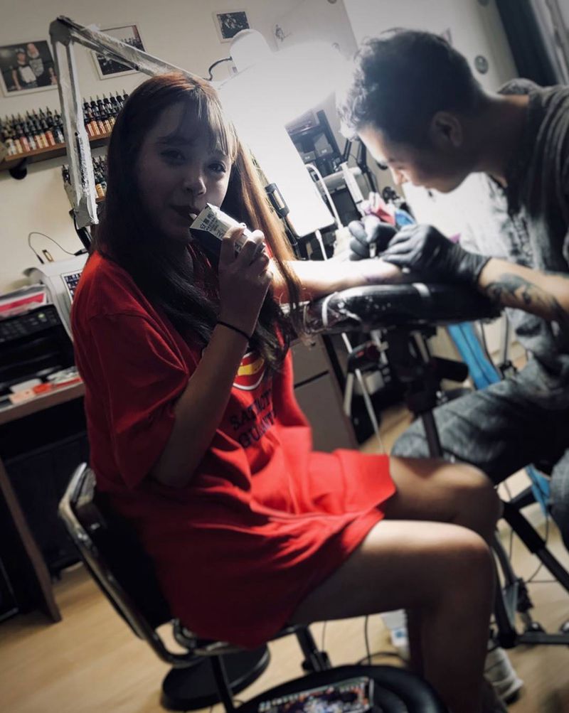 “谁说纹身疼，我们喝奶不耽误”.