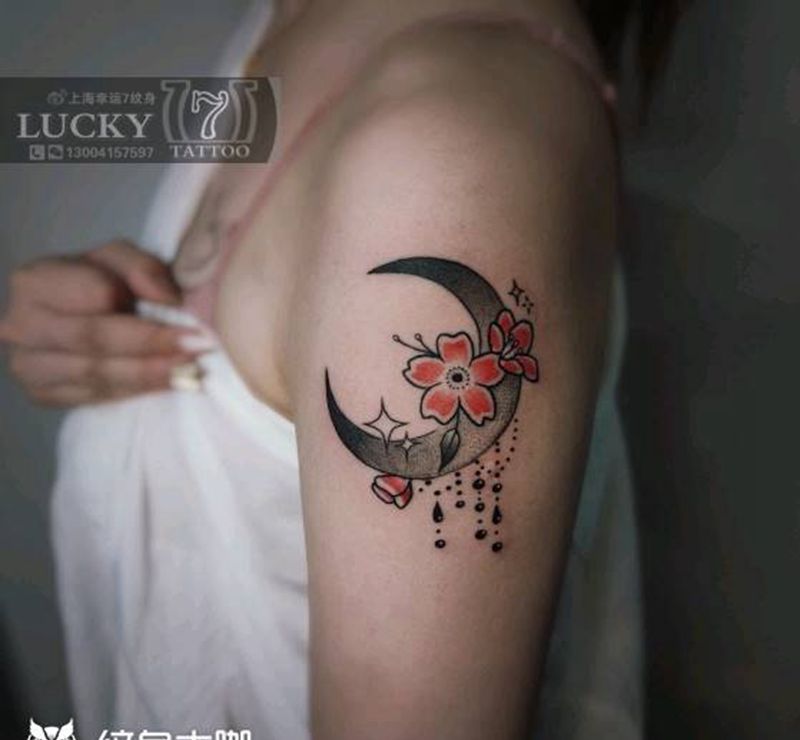 月亮|樱花|幸运7纹身纹身图片_手臂点刺纹身图案