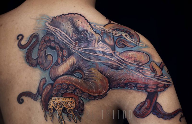 章鱼纹身图片_背部肩部欧美写实克苏鲁纹身图案