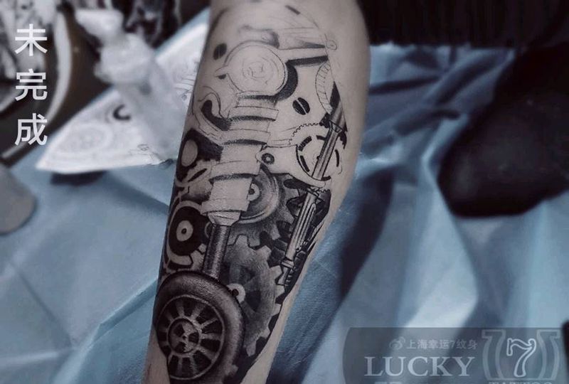 黑灰|机械|幸运7纹身纹身图片_欧美写实小腿未完成纹身图案