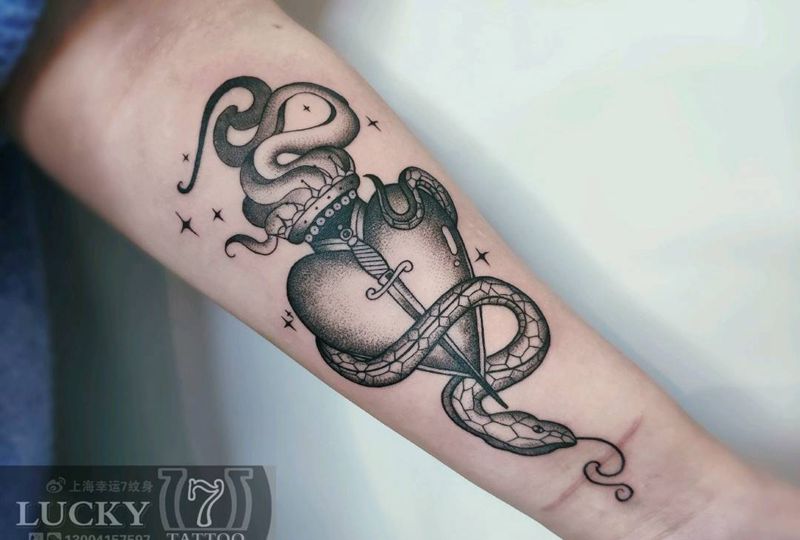 点刺|心形|小蛇|幸运7纹身纹身图片_手臂点刺纹身图案