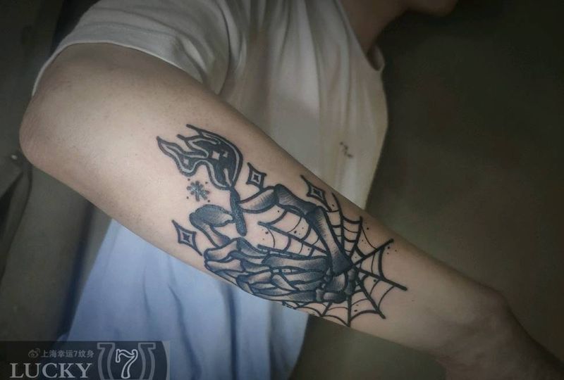 暗黑骷髅手|幸运7纹身纹身图片_手臂Old School纹身图案