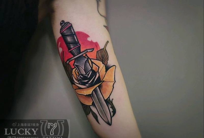 玫瑰匕首|幸运7纹身纹身图片_手臂New School纹身图案