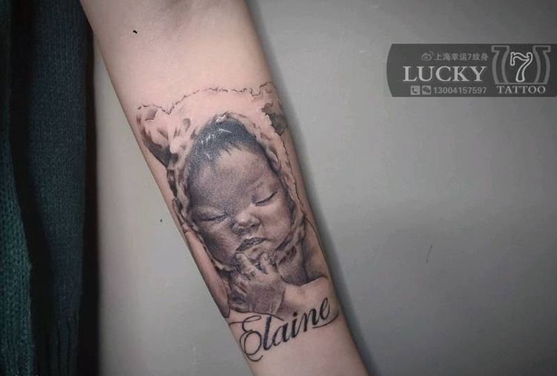 黑灰素描|宝宝头像|幸运7纹身纹身图片_手臂欧美写实素描肖像纹身图案