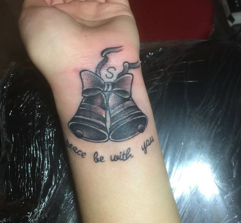 铃铛纹身图片_成品手部传统静物纹身图案