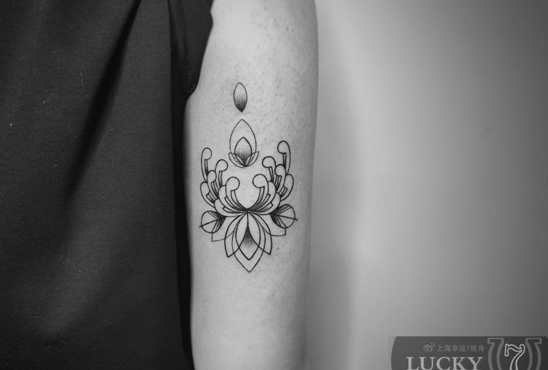 点刺梵花|幸运7纹身纹身图片_手臂几何点刺纹身图案