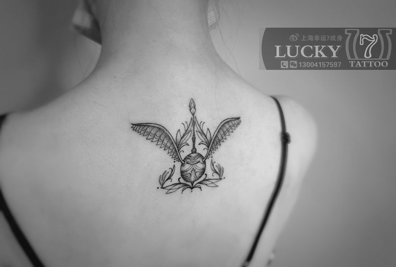 哈利波特“小飞贼”|幸运7纹身纹身图片_背部点刺清新纹身图案