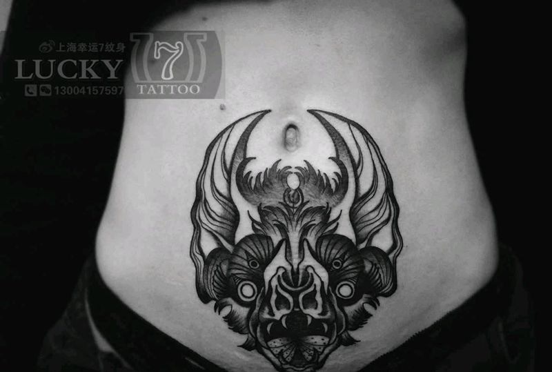 暗黑蝙蝠|幸运7纹身纹身图片_腹部暗黑纹身图案