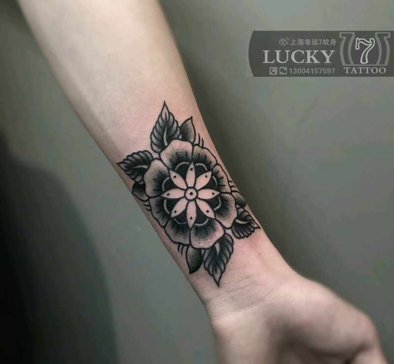 小花|幸运7纹身纹身图片_手臂Old School纹身图案