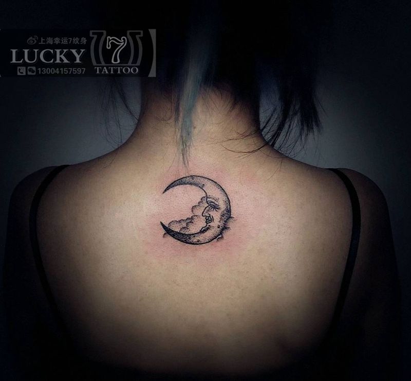 情侣|月亮|太阳|幸运7纹身纹身图片_肩部背部清新点刺成品纹身图案