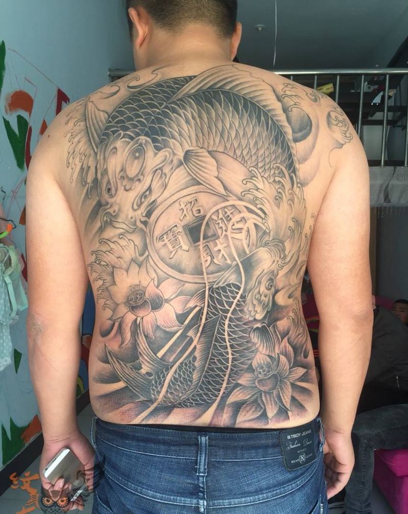 鲤鱼纹身图片_成品背部传统动物纹身图案