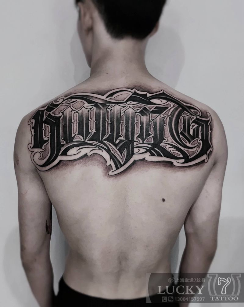奇卡诺|花体字|幸运7纹身纹身图片_背部花体字纹身图案