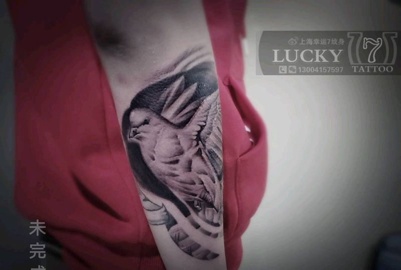 黑灰写实|鸽子|幸运7纹身纹身图片_手臂欧美写实未完成纹身图案