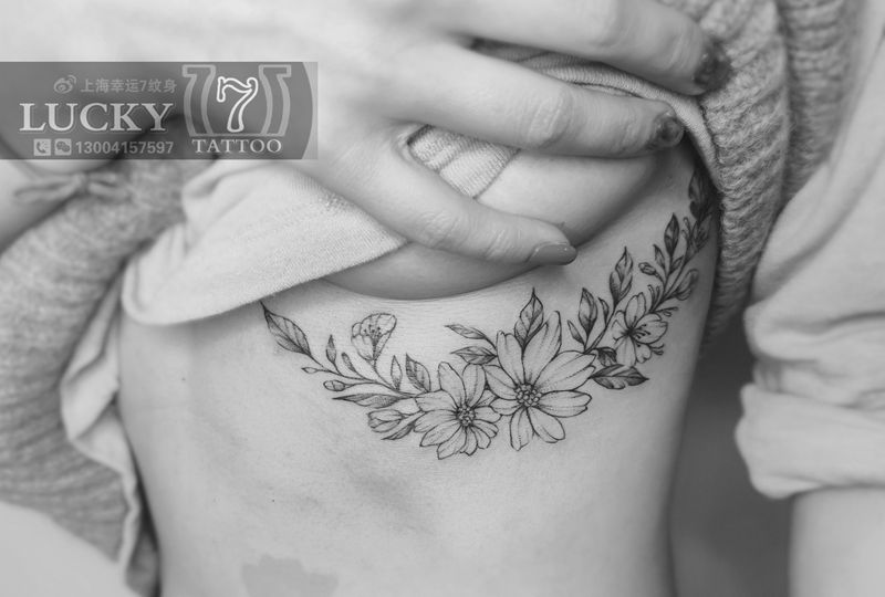 素花|幸运7纹身纹身图片_胸下清新纹身图案