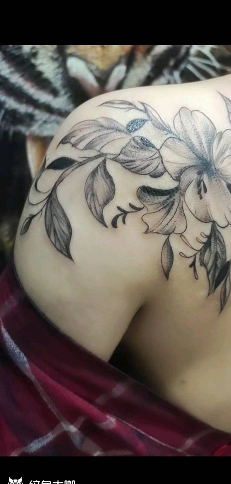 素花覆盖纹身图片_背部新传统纹身图案