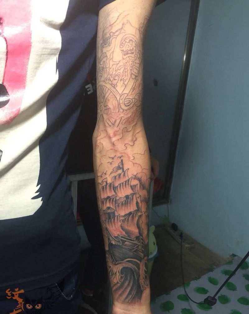 花臂帆船纹身图片_成品手臂传统静物纹身图案