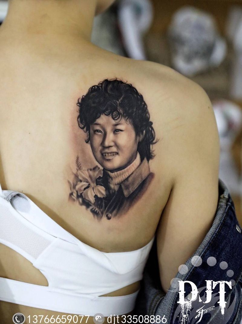 芳华纹身图片_背部肩部欧美写实母亲肖像纹身图案