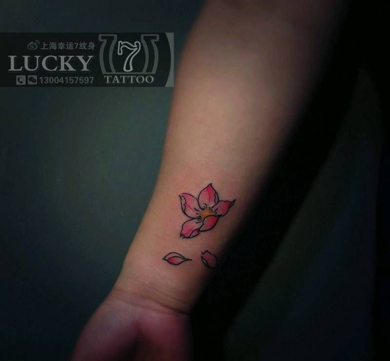 桃花|幸运7纹身纹身图片_手臂腿部清新植物彩色成品纹身图案