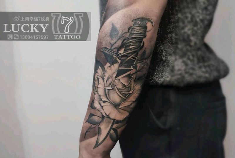 玫瑰|匕首|幸运7纹身纹身图片_手臂欧美写实纹身图案