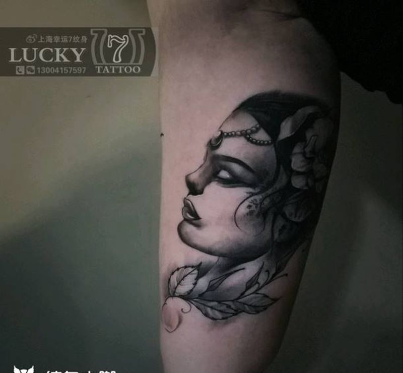 侧颜美女像|幸运7纹身纹身图片_手臂欧美人物黑灰成品纹身图案