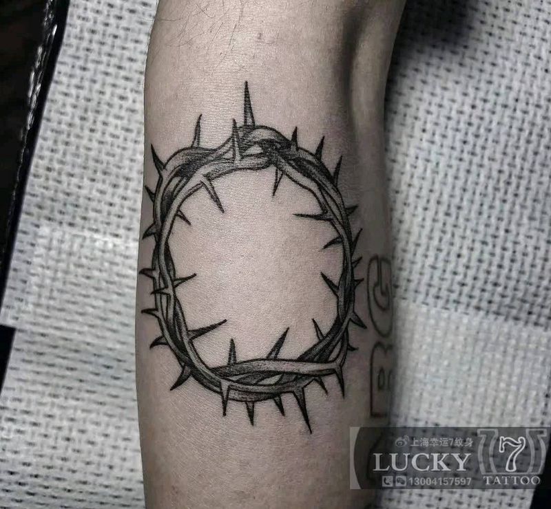 荆棘纹身纹身图片_手臂Old School点刺纹身图案