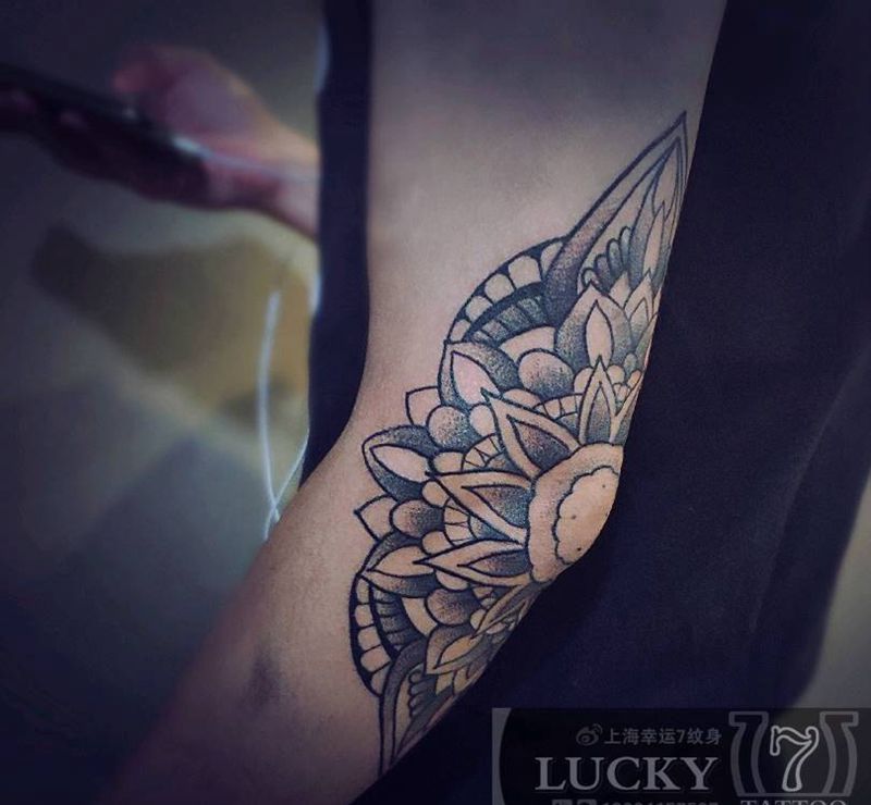 点刺梵花|幸运7纹身纹身图片_手肘点刺纹身图案