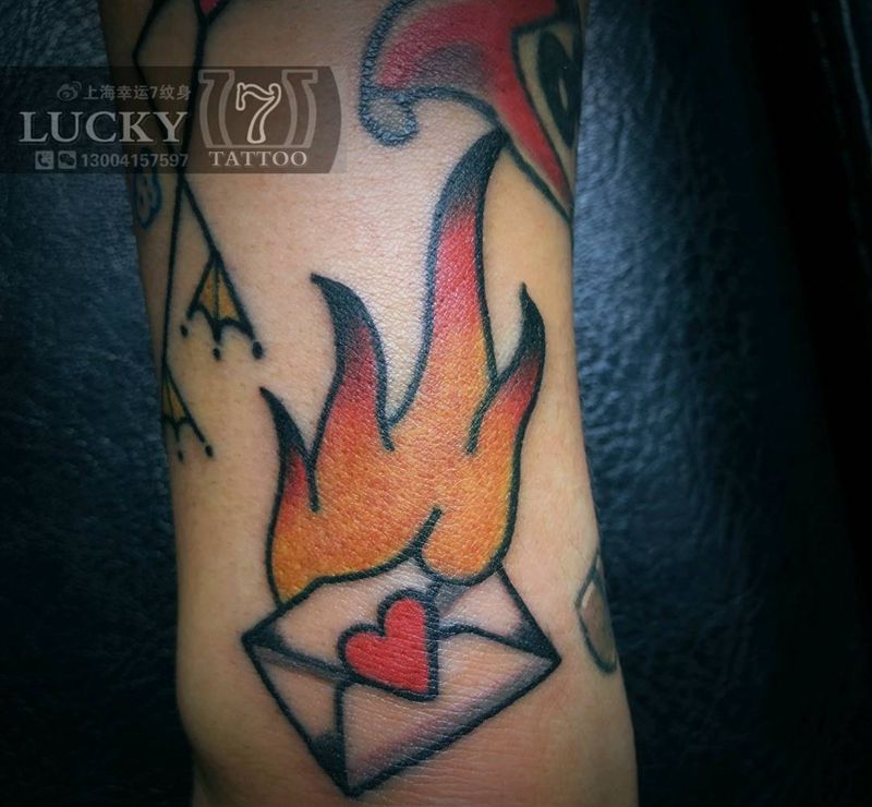 火焰信封|幸运7纹身纹身图片_手臂Old School纹身图案