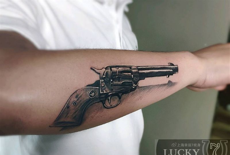 黑灰写实|手枪|幸运7纹身纹身图片_手臂欧美写实纹身图案